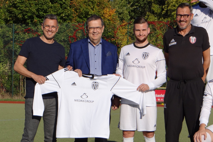 VfB Linz Trikotübergabe mit dem Hauptsponsor Niedax Group